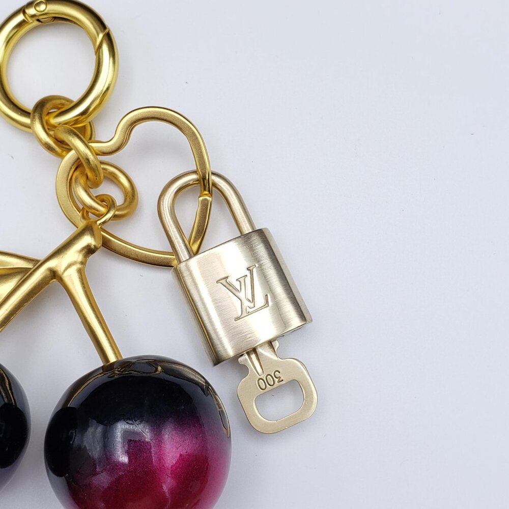 Authentic Louis Vuitton Gold Lock & Key ✨ Bag Charm Unbranded Apple Keychain - Picture 5 of 12